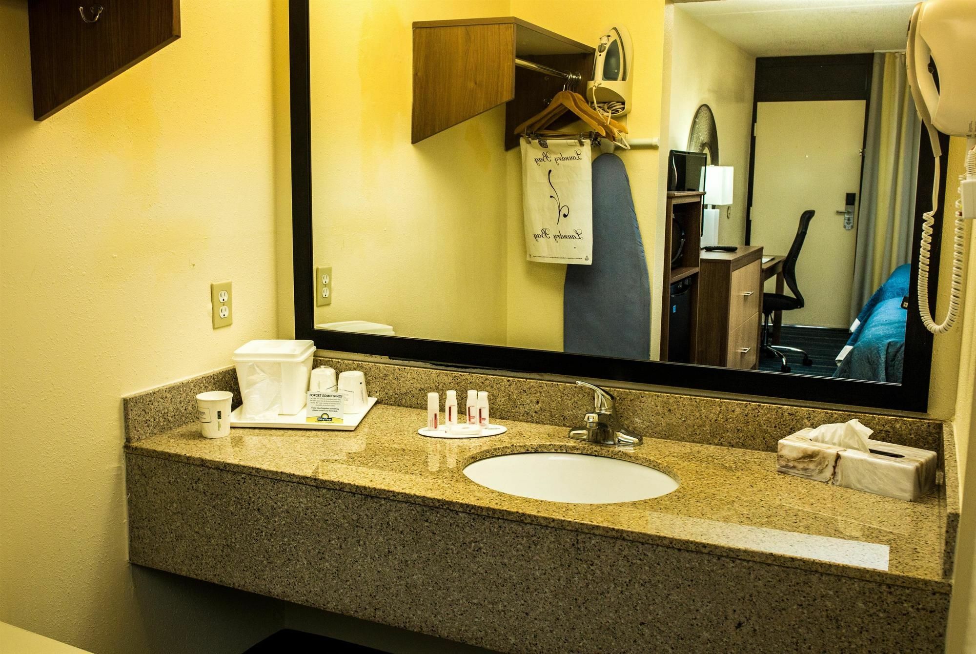 Days Inn By Wyndham Newark Wilmington Luaran gambar